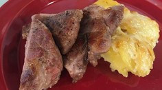 RECEPT NA DNES: Gratinované zemiaky s grilovanou krkovičkou prevoňanou rozmarínom