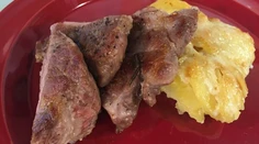 RECEPT NA DNES: Gratinované zemiaky s grilovanou krkovičkou prevoňanou rozmarínom
