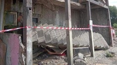 GALÉRIA: Schodisko v michalovskej bytovke sa zrútilo, keď na ňom bol malý chlapec. Dom mesto nechá zbúrať