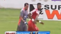 Brankár dostal červenú kartu za potľapkanie súpera po zadku