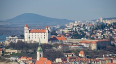 Bratislava ako magnet na ľudí, prichádzajú z východu i zo zahraničia. V meste sa však menej rodí ako umiera