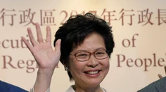 Hongkong má novú správkyňu, voľby vyhrala stúpenkyňa Pekingu