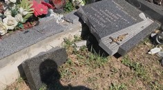 Na cintoríne v Prievidzi vyčíňali vandali. Pietne miesto vyzerá ako po tornáde