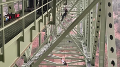 Chcel sledovanosť, bojoval o život. Influencer visel z mosta 200 metrov nad zemou a nemohol ísť späť