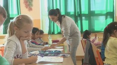 Hľadajú sa noví asistenti učiteľa. Život im však komplikuje jedna vec