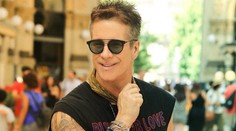 Fešák z Rosalindy medzi nahými prsami žien: Instagram mu túto vulgárnu fotku zmazal