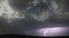 Pri búrke v Česku spadol páru na stan strom. Muž tesne unikol smrti, žena také šťastie nemala