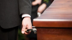 Pohrebníctvo zamenilo telá dvoch žien. Jednu už pochovali, syn druhú našiel v cudzej truhle