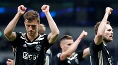 Druholigový hráč predstieral chorobu a vycestoval na zápas Ajaxu. Klub ho vyhodil