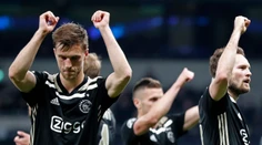Druholigový hráč predstieral chorobu a vycestoval na zápas Ajaxu. Klub ho vyhodil