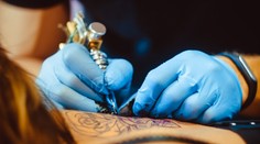 Nebezpečné tetovanie! Vedci zistili, že atrament preniká aj do lymfatických uzlín