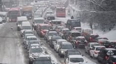 V Bratislave sneží, vodiči hlásia kolóny a MHD mešká do 20 minút