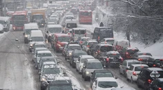 V Bratislave sneží, vodiči hlásia kolóny a MHD mešká do 20 minút
