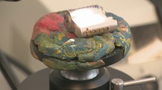 Triky kriminalistiky: Deti ju milujú, no expertom pomáha pri práci. Bez plastelíny by dôkazy skúmať nevedeli