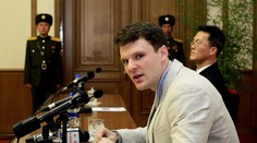 Mladého Američana odsúdeného v KĽDR priviezli do Ohia, jeho stav je vážny