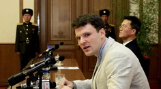 Mladého Američana odsúdeného v KĽDR priviezli do Ohia, jeho stav je vážny