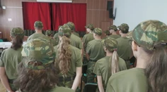 Školské brány sú otvorené. V Handlovej si namiesto slávnostného oblečenia obliekli maskáče