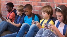 Spôsobujú mobily a tablety rakovinu? Vedci testovali rodinu s troma deťmi