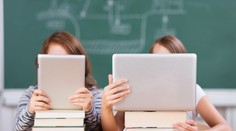 Čo všetko hrozí deťom, ktoré ovládajú techniku skôr, ako vôbec dokážu chodiť?