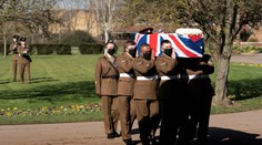 Británia sa rozlúčila s hrdinom pandémie, 100-ročným kapitánom Tomom
