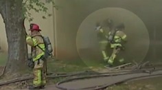 Zúfalý otec vyhodil batoľa z horiaceho domu. Z tohto videa sa vám zatají dych