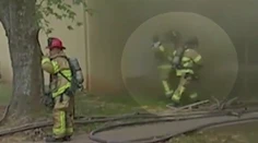 Zúfalý otec vyhodil batoľa z horiaceho domu. Z tohto videa sa vám zatají dych