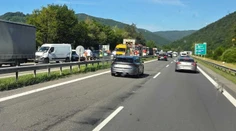 Na R1 sa zrazili štyri autá. Chyba jedného vodiča na dve hodiny zastavila dopravu