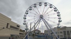 Vianočné trhy tento rok obohatilo aj ruské kolo. Návštevníci môžu atmosféru nasávať z výšky niekoľkých metrov