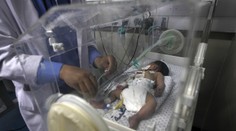 Dieťa z Gazy, ktoré vybrali z tela mŕtvej matky, prehralo boj o život