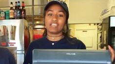 A čo, že je prezidentova dcéra? Aj tak brigáduje v reštaurácii