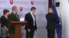 Kotlebovi prekáža zástava Európskej únie aj na pôde NR SR, prikázal ju skryť