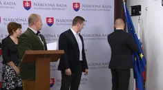 Kotlebovi prekáža zástava Európskej únie aj na pôde NR SR, prikázal ju skryť
