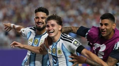 Obrovské drámy zvládli favoriti. Anglicko a Argentína si zahrajú o finále