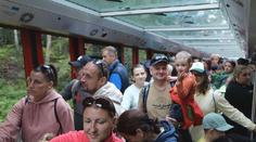 Deti posielajú k medveďom. Tatry zaplavili davy ľudí