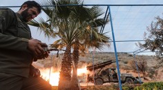 VIDEO: Povstalci dobyli štvrté najväčšie mesto Sýrie. Otvára sa im cesta k dôležitej križovatke