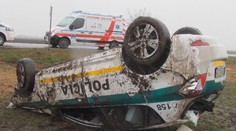 Silný vietor pri Šuranoch: Policajné auto po šmyku sfúkol z cesty a prevrátil