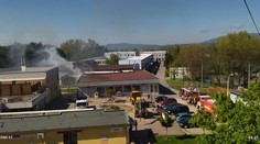 FOTO: V Prievidzi vypukol požiar, evakuovať museli žiakov z neďalekej školy