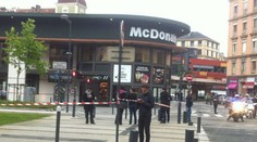 McDonaldom v Grenobli otriasol výbuch. Išlo zrejme o zábavnú pyrotechniku