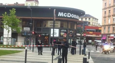 McDonaldom v Grenobli otriasol výbuch. Išlo zrejme o zábavnú pyrotechniku