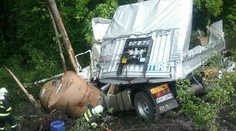 Fotogaléria: Vodič poľského kamióna havaroval v Krupine, zostal zakliesnený v kabíne