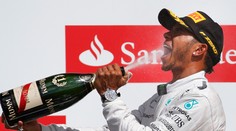 Hamilton ovládol Silverstone, Rosberg nedokončil