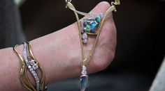 Nemá prsty na rukách, no vytvára nádherné šperky