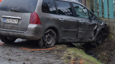 Chlapec (15) z východu si zavaril. Poriadne opitý a bez vodičáku mal vpáliť do zaparkovaného auta