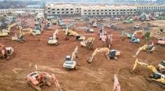 Koronavírus v Číne: Za neuveriteľných 10 dní chcú postaviť novú nemocnicu pre tisíc pacientov