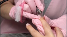 Poznáte varovné signály zlej manikúry? Tieto chyby môžu navždy poškodiť vaše nechty