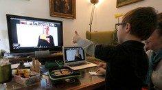 Zatvorené školy sú náporom na rodičov. Často učivu nerozumejú, je to aj finančne náročné