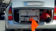 VIDEO: Netradičný prevoz práčky v Kežmarku. Silná káva aj pre dopravného analytika