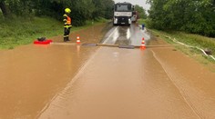 FOTO a VIDEO: Voda s blatom zatopila domy a pivnice, dostala sa aj do áut. Nitra vyhlásila mimoriadnu situáciu