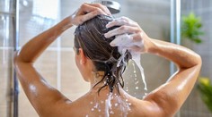 Sprchovala sa a skoro oslepla. Mladá žena doplatila na chybu, ktorú robia tisíce ľudí