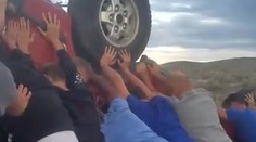 VIDEO: Futbalový tím zachránil rodinu zakliesnenú pod autom